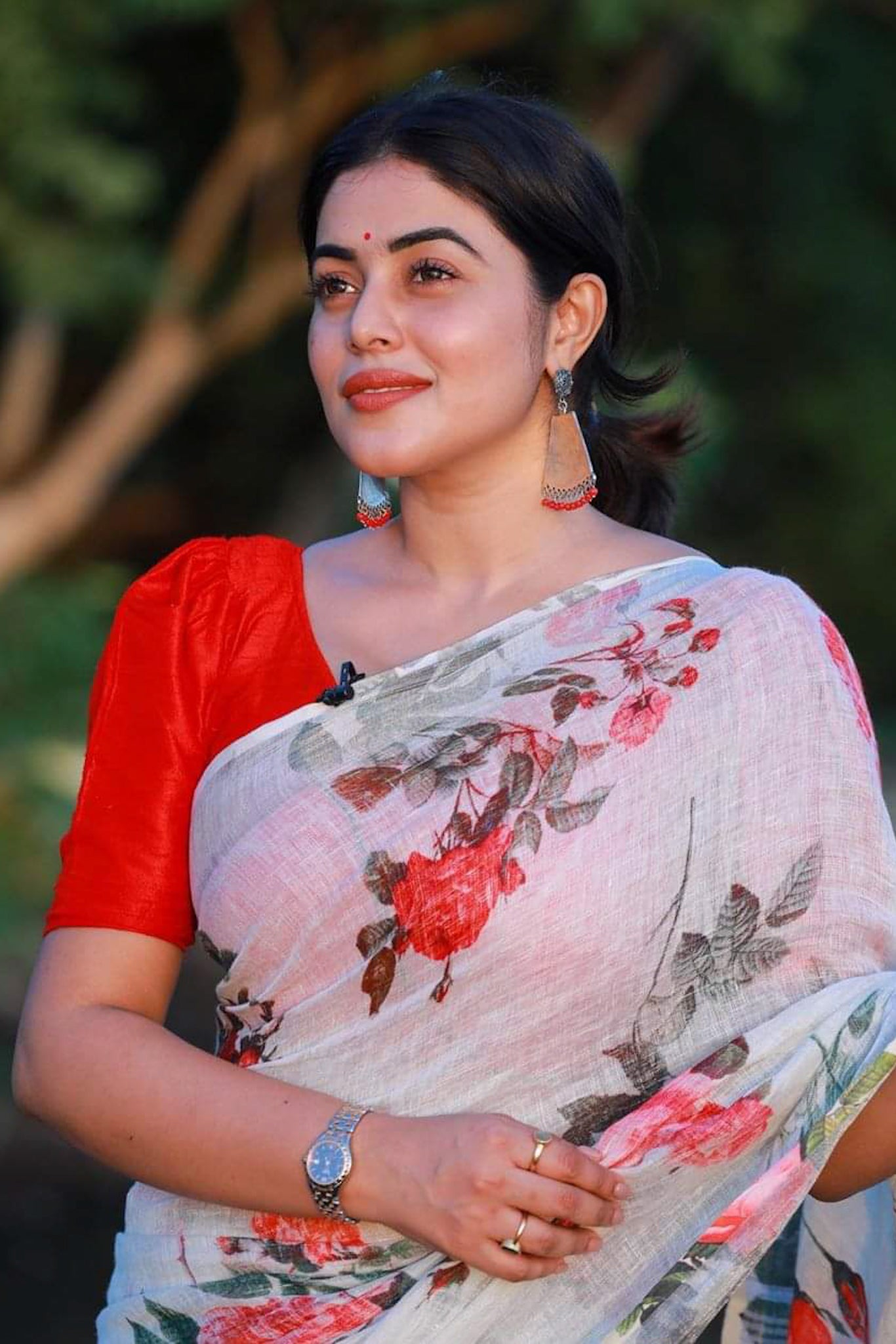 shamna kasim off white digital printed handloom pure linen saree - linenworldonline.in