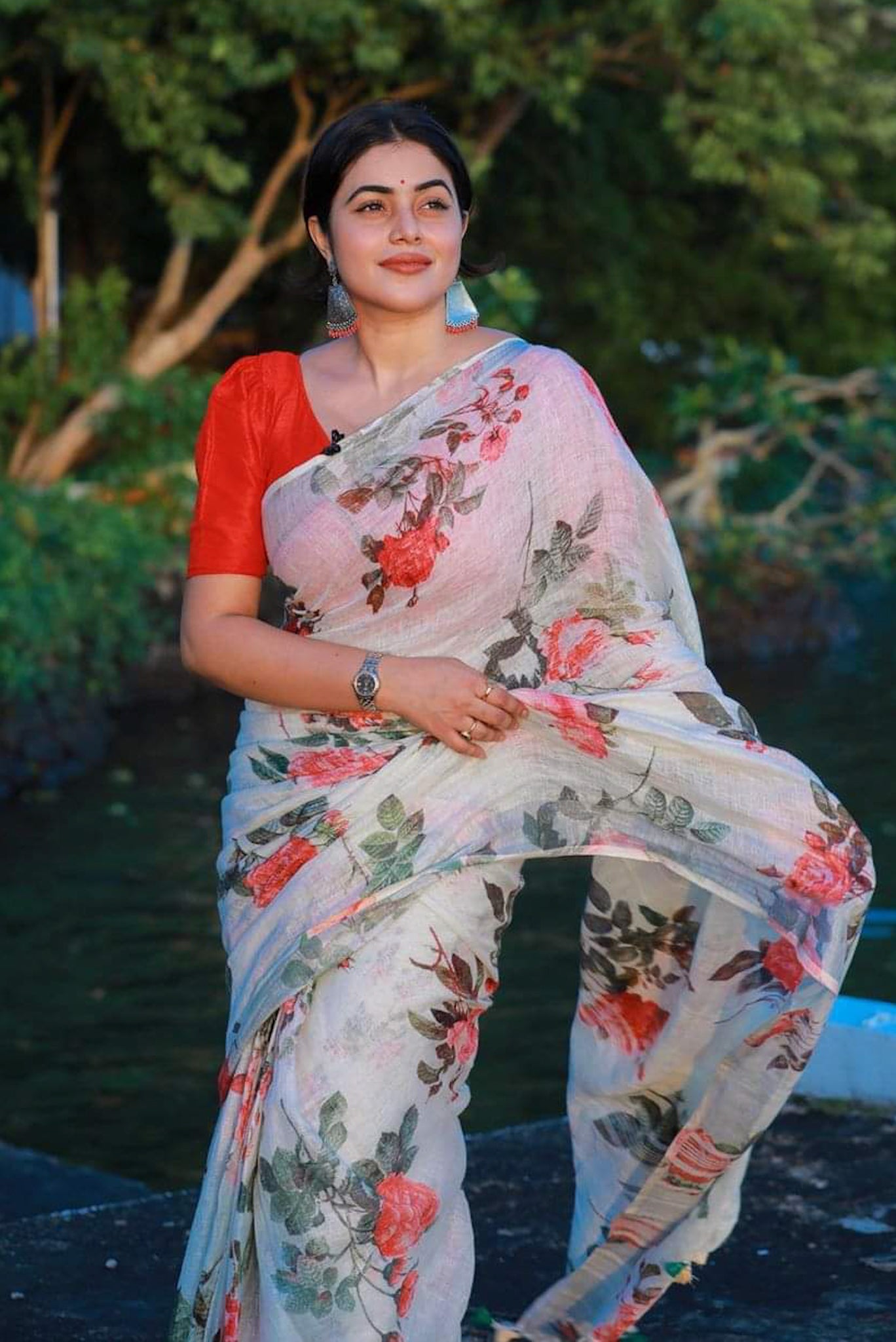 shamna kasim off white digital printed handloom pure linen saree - linenworldonline.in