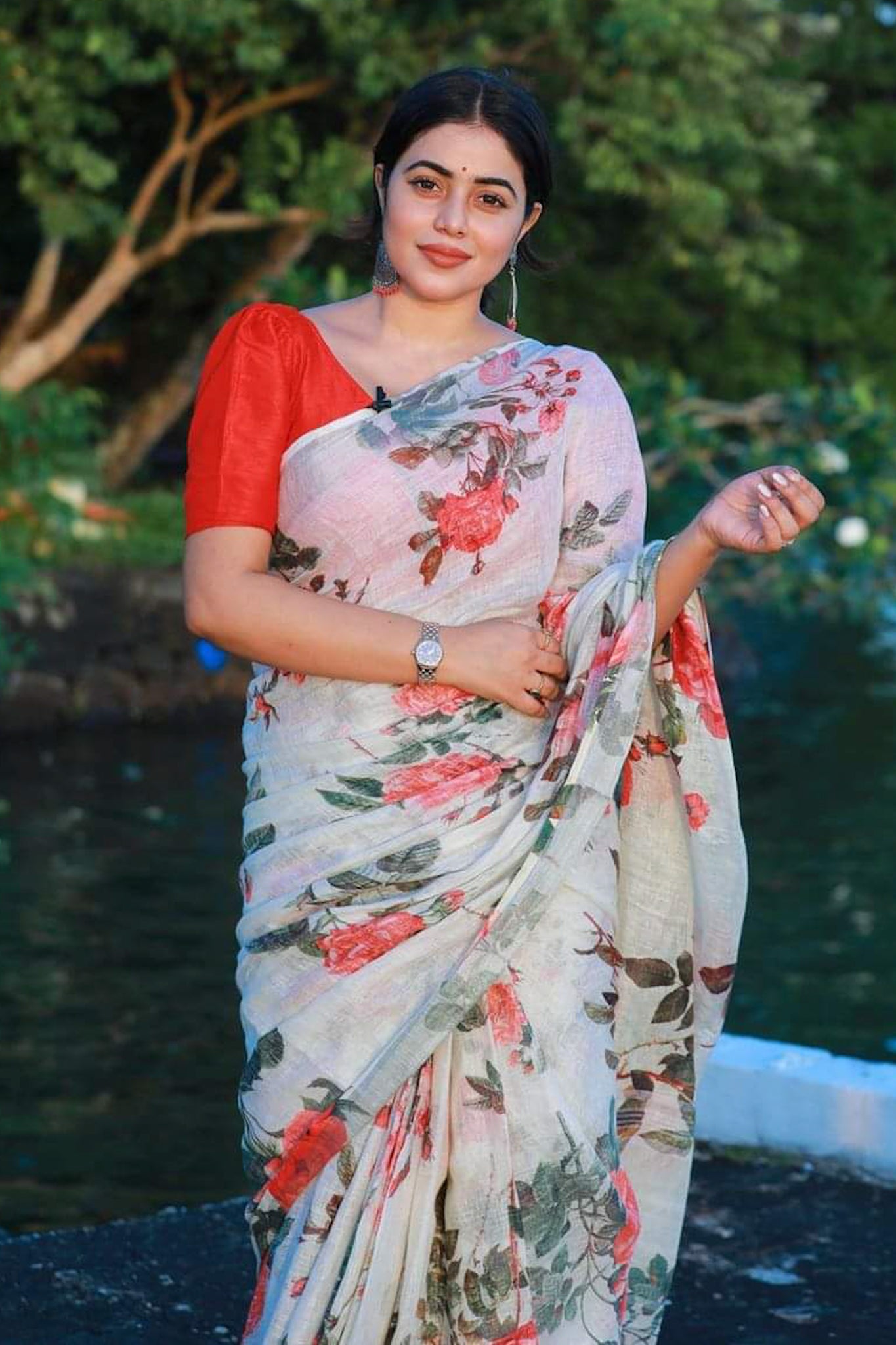 shamna kasim off white digital printed handloom pure linen saree - linenworldonline.in