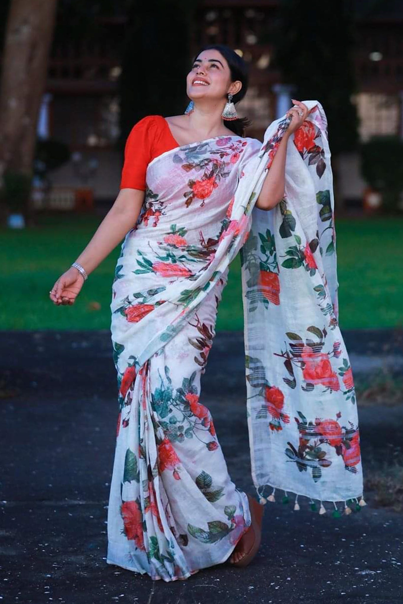 shamna kasim off white digital printed handloom pure linen saree - linenworldonline.in