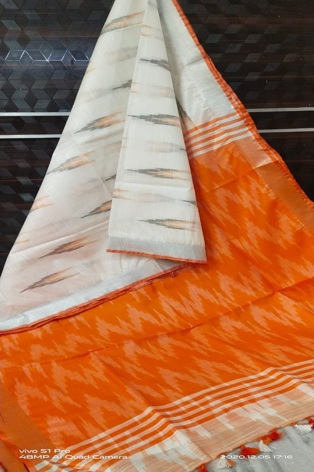 white cotton ikat handwoven saree - linenworldonline.in
