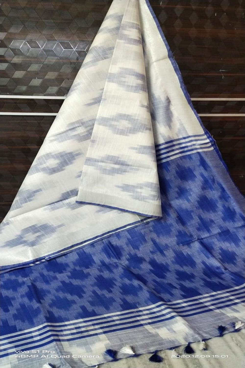 white cotton ikat handwoven saree - linenworldonline.in