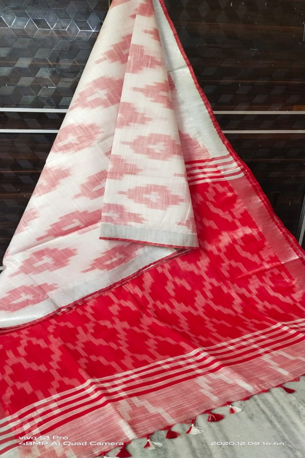 white cotton ikat handwoven saree - linenworldonline.in