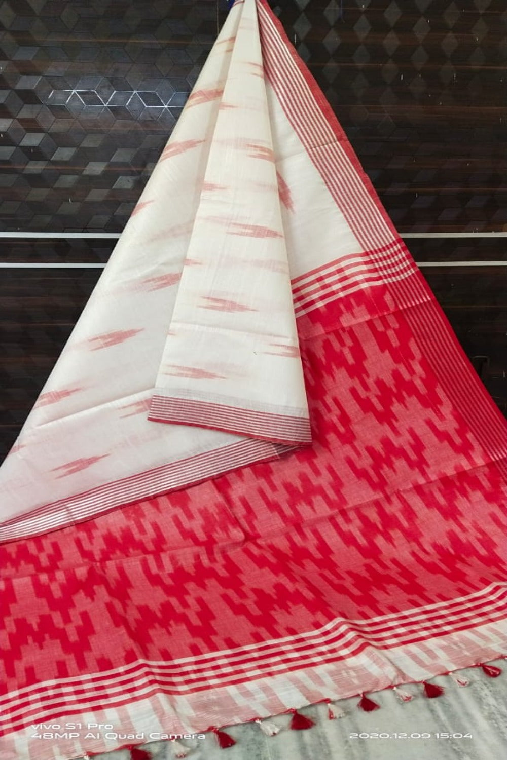white cotton ikat handwoven saree - linenworldonline.in