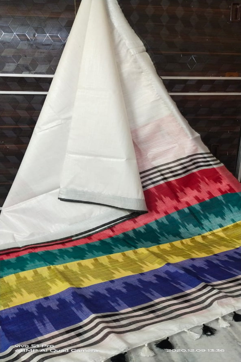 white cotton ikat handwoven saree - linenworldonline.in