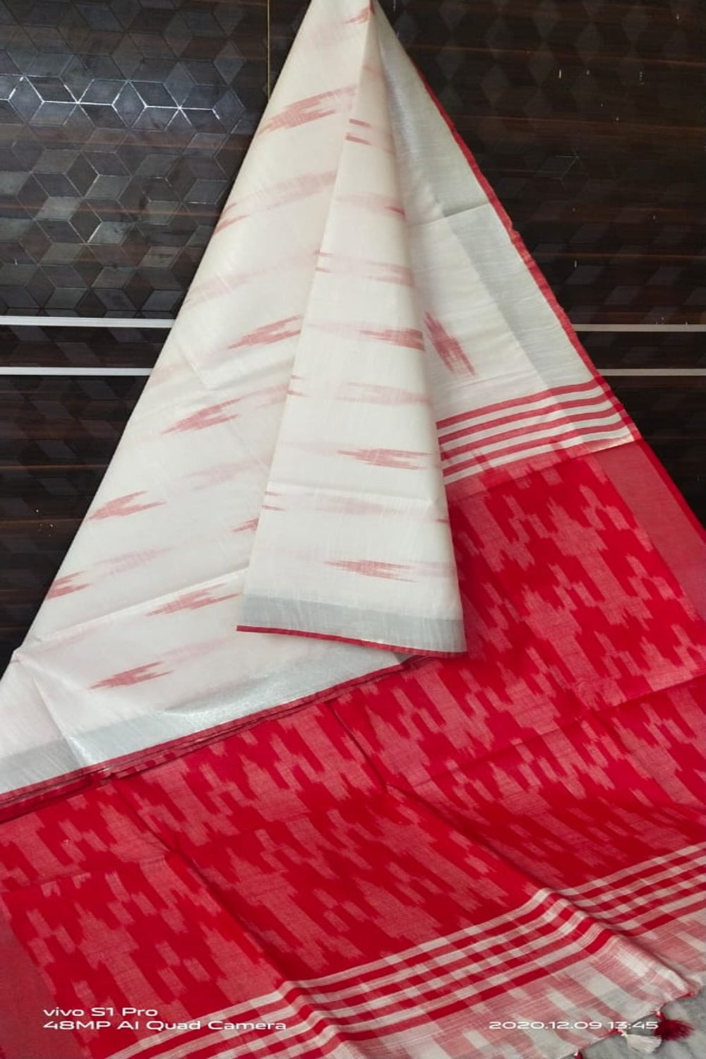 white cotton ikat handwoven saree - linenworldonline.in