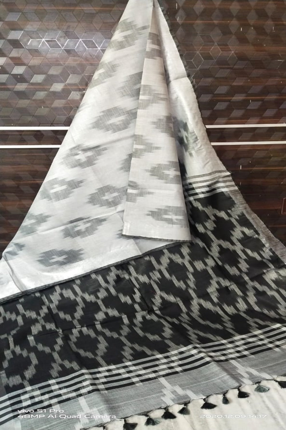 white cotton ikat handwoven saree - linenworldonline.in