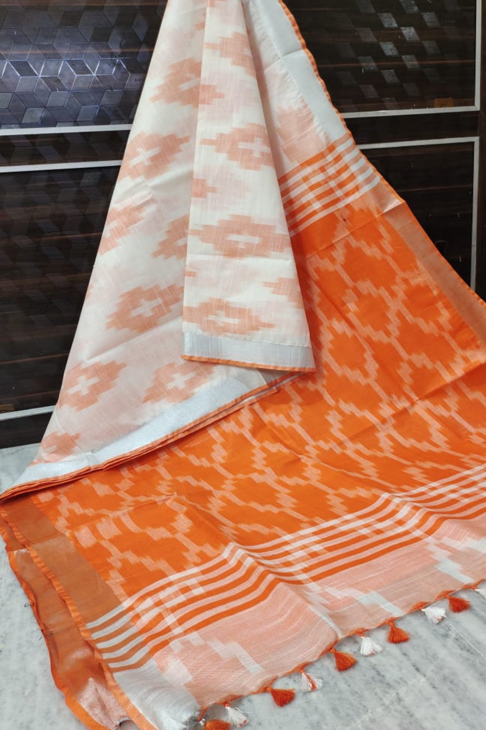 white cotton ikat handwoven saree - linenworldonline.in
