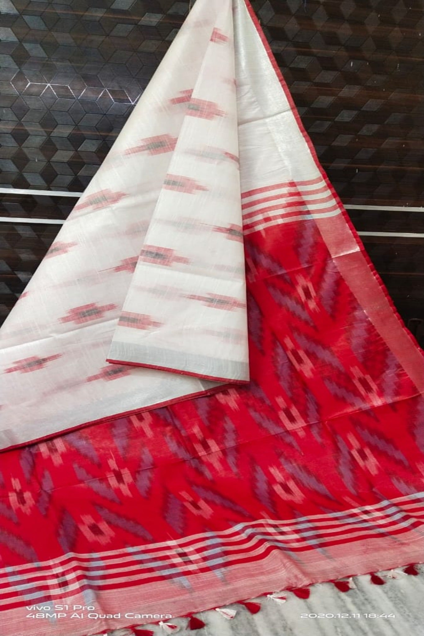 white cotton ikat handwoven saree - linenworldonline.in