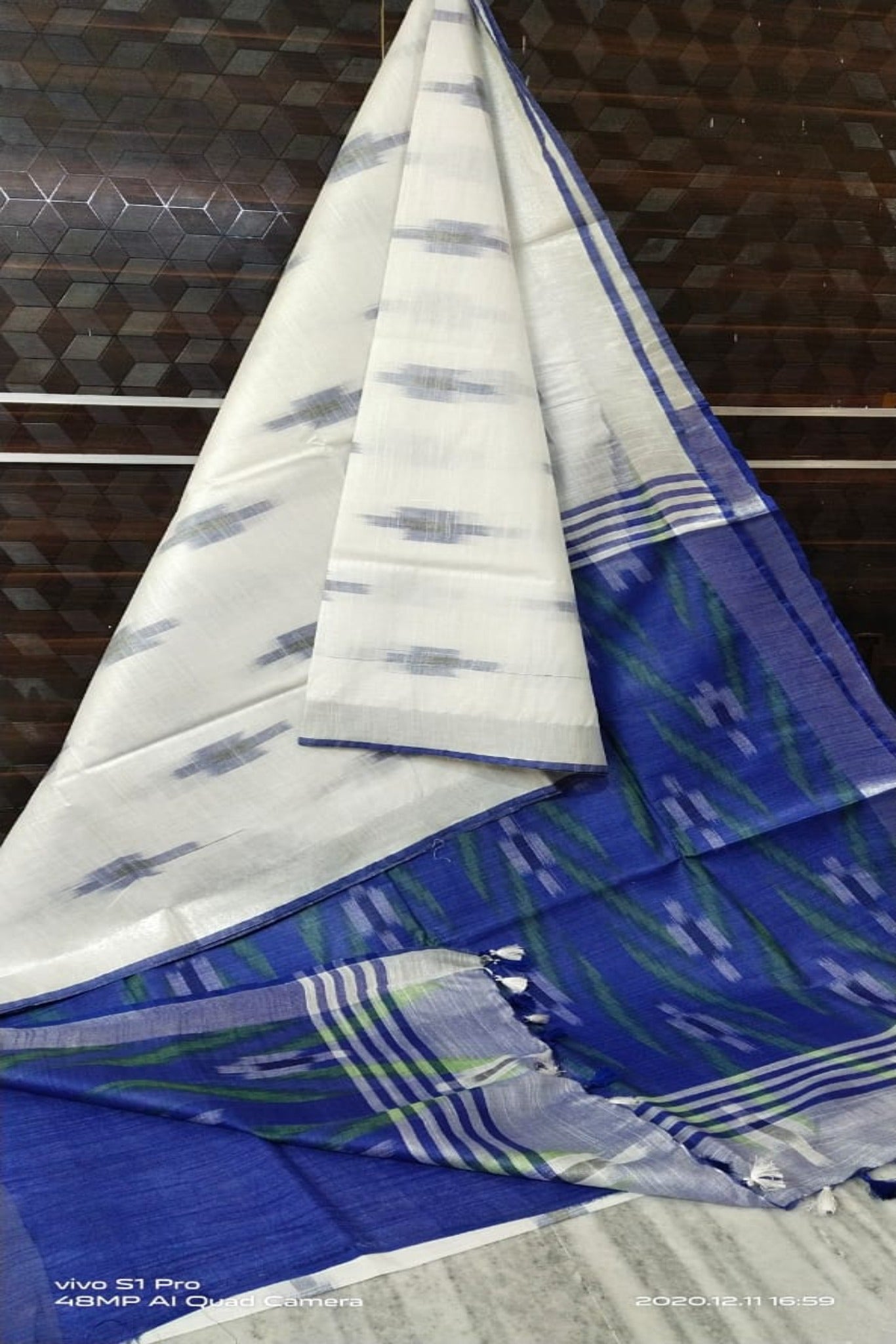 white cotton ikat handwoven saree - linenworldonline.in