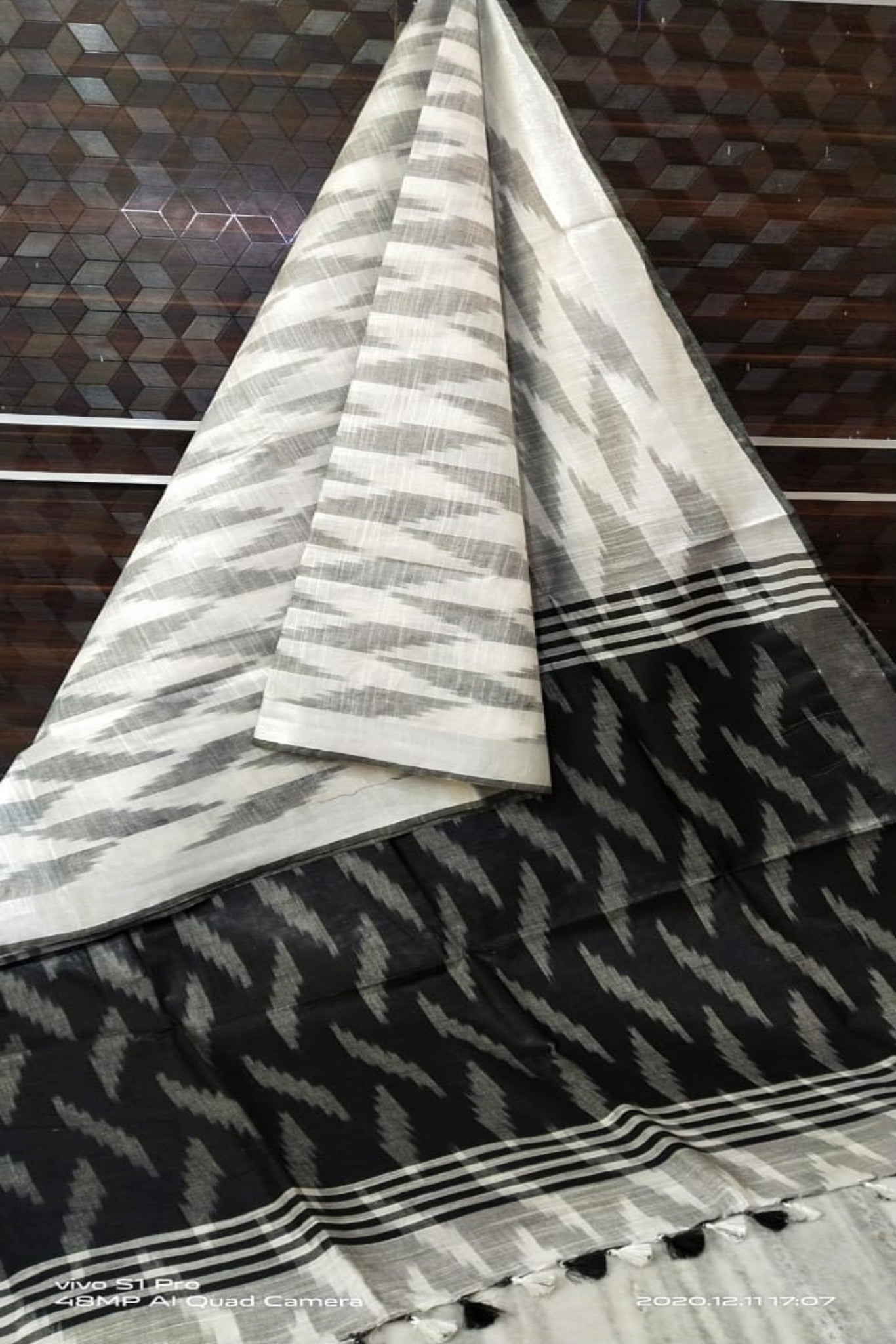 white cotton ikat handwoven saree - linenworldonline.in