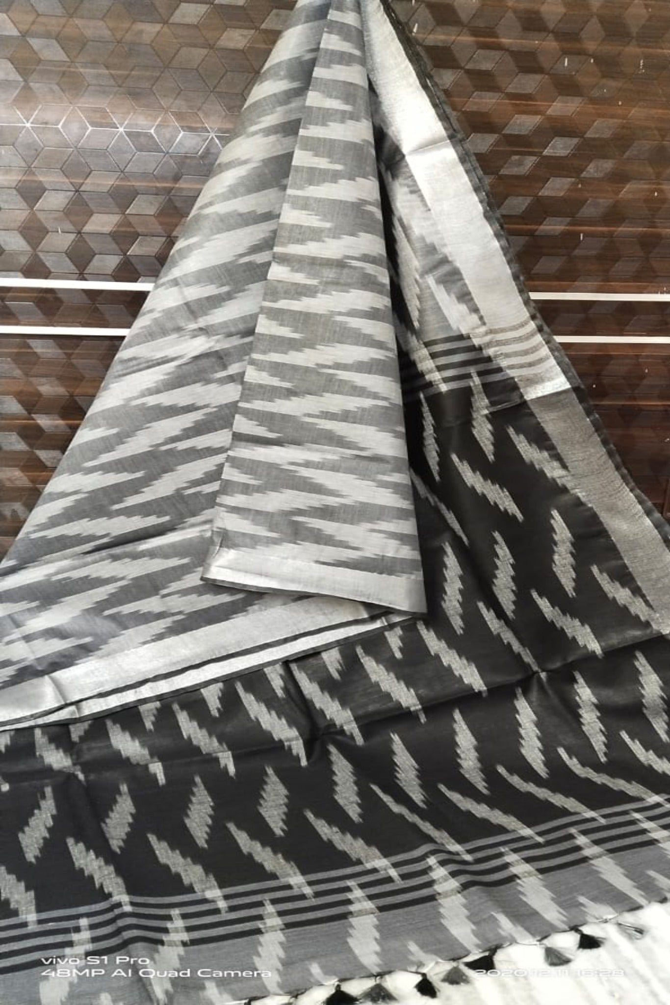 grey cotton ikat handwoven saree - linenworldonline.in