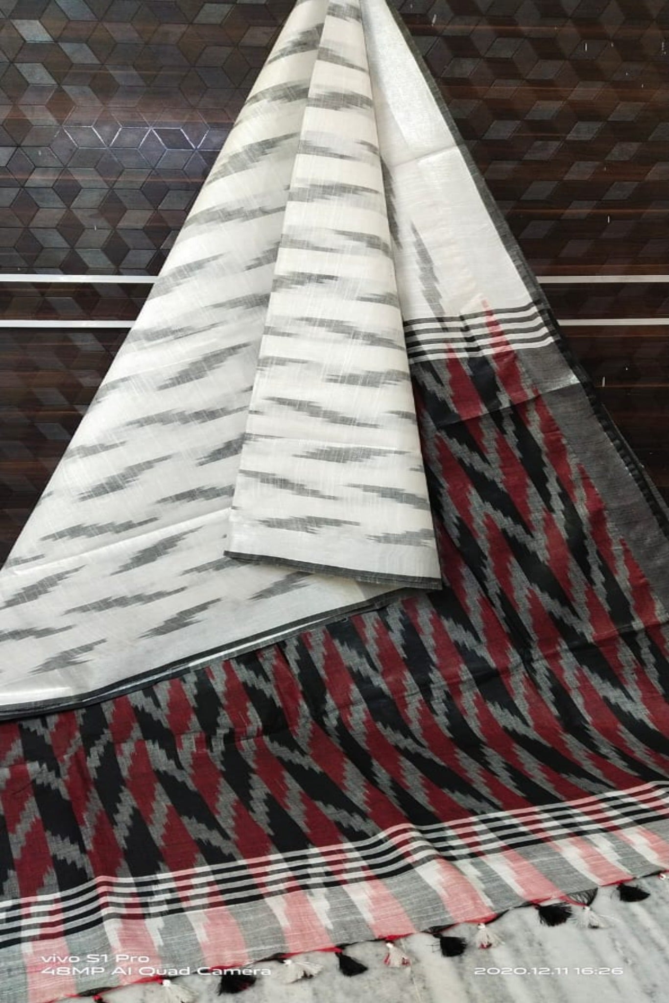 white cotton ikat handwoven saree - linenworldonline.in