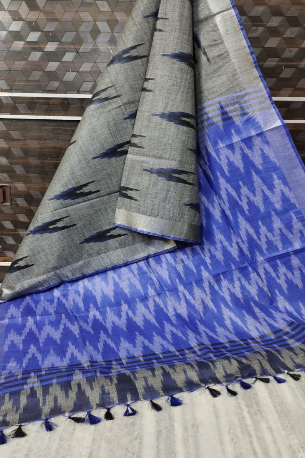 grey cotton ikat handwoven saree - linenworldonline.in