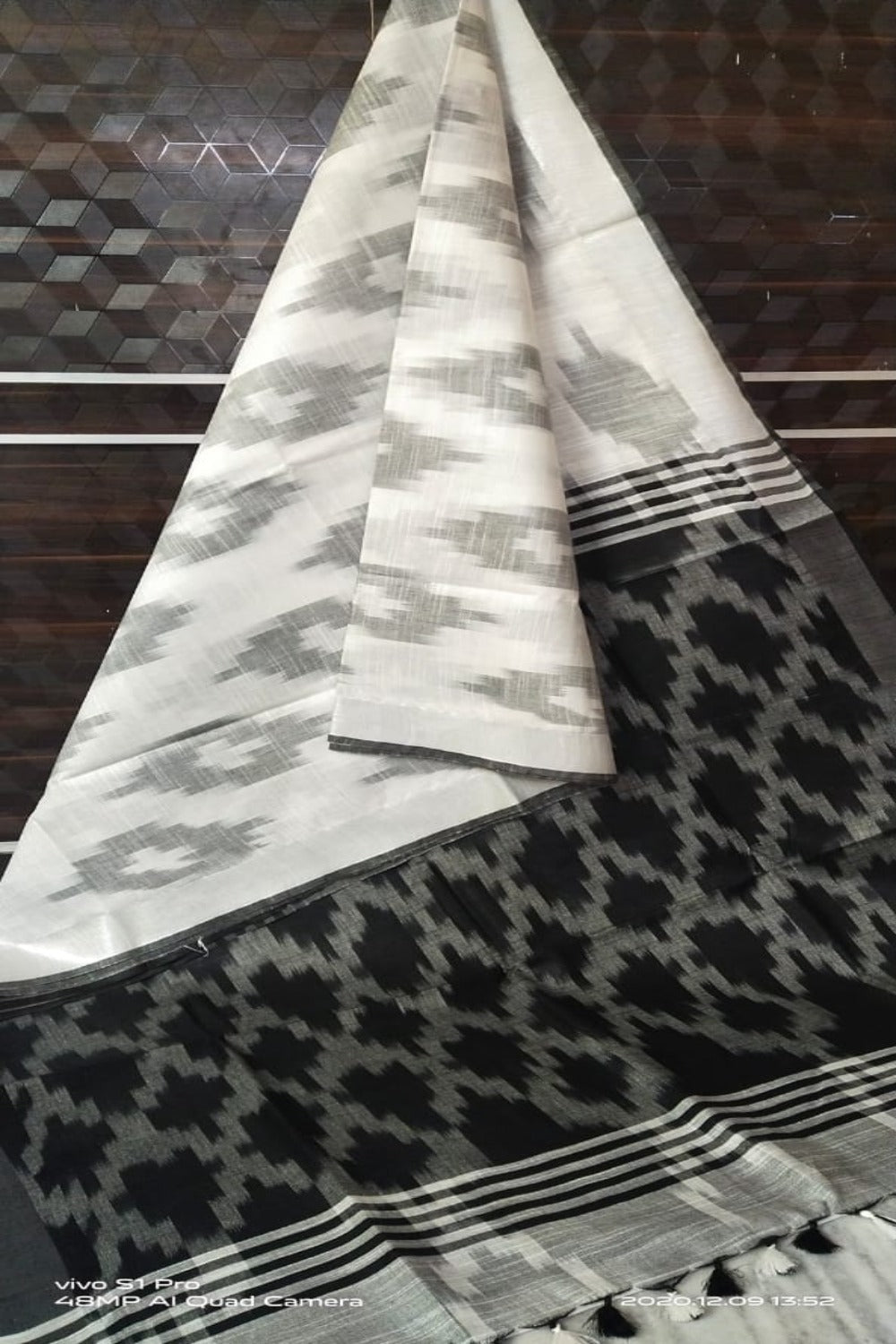 white cotton ikat handwoven saree - linenworldonline.in