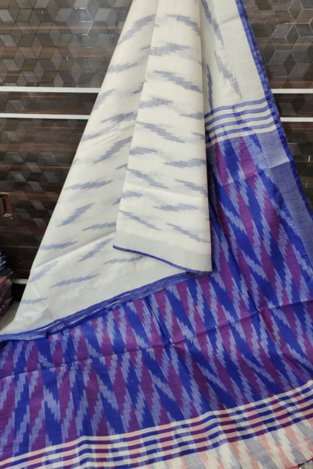 white cotton ikat handwoven saree - linenworldonline.in