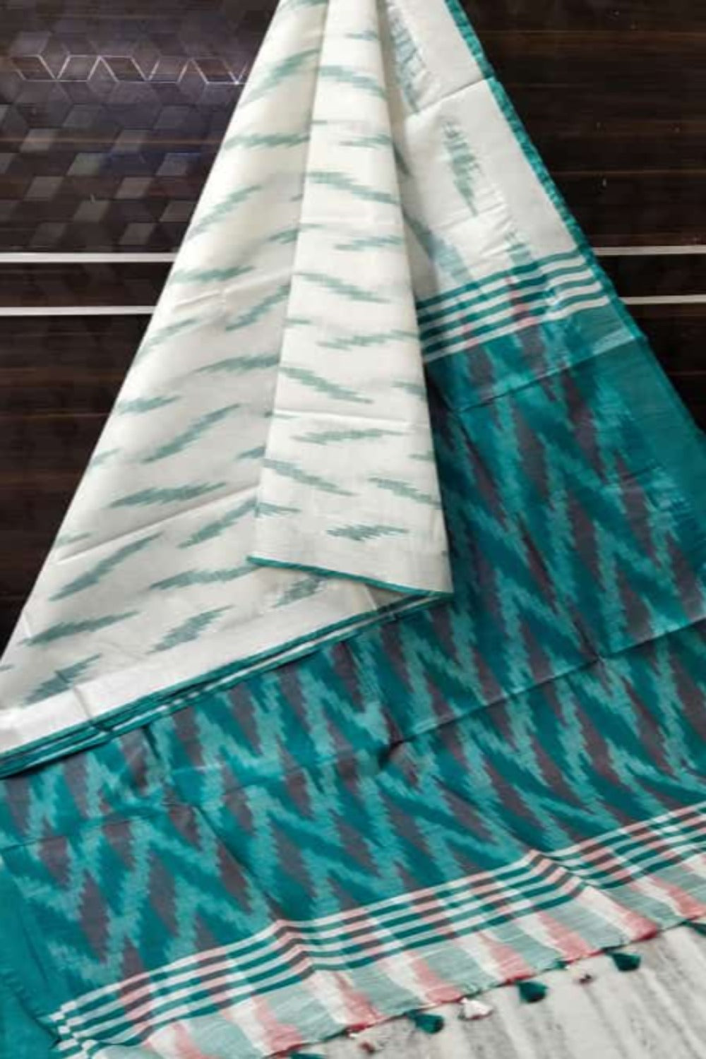 white cotton ikat handwoven saree - linenworldonline.in
